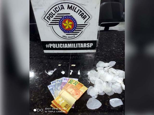 Foram apreendidos porções de crack, cocaína, R$ 51,00 em dinheiro e diversos saquinhos plásticos cortados para embalar droga. Foto: DIVULGAÇÃO/PM