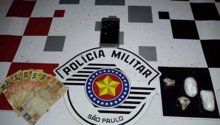 Foram apreendidos 20 gramas de crack e 62 gramas de cocaína, além de R$ 170,00 em dinheiro e um telefone celular.  Fotos: DIVULGAÇÃO/PM