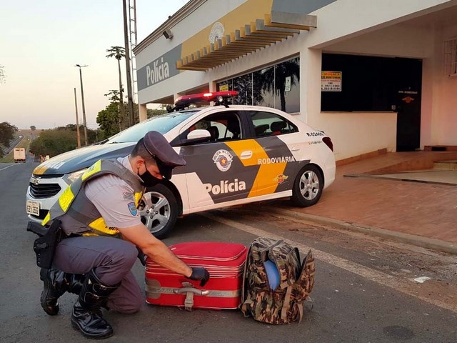 Menor foi flagrado na prática do ato infracional (Tráfico), transportando 16 pacotes de Skank, pesando pouco mais de 10 Kg. Fotos: Polícia Rodoviária