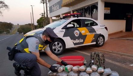 Menor foi flagrado na prática do ato infracional (Tráfico), transportando 16 pacotes de Skank, pesando pouco mais de 10 Kg. Fotos: Polícia Rodoviária
