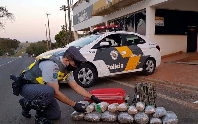 Menor foi flagrado na prática do ato infracional (Tráfico), transportando 16 pacotes de Skank, pesando pouco mais de 10 Kg. Fotos: Polícia Rodoviária