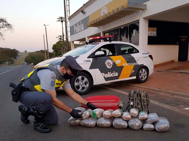 Menor foi flagrado na prática do ato infracional (Tráfico), transportando 16 pacotes de Skank, pesando pouco mais de 10 Kg. Fotos: Polícia Rodoviária