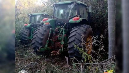 Tratores foram localizados em uma mata, a 1 km da rodovia Eliezer. Foto: BAEP/DIVULGAÇÃO