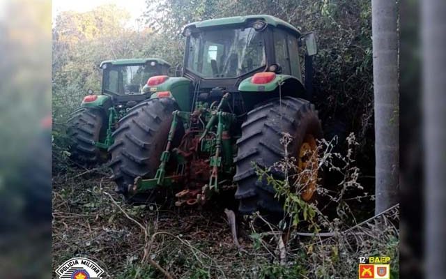 Tratores foram localizados em uma mata, a 1 km da rodovia Eliezer. Foto: BAEP/DIVULGAÇÃO