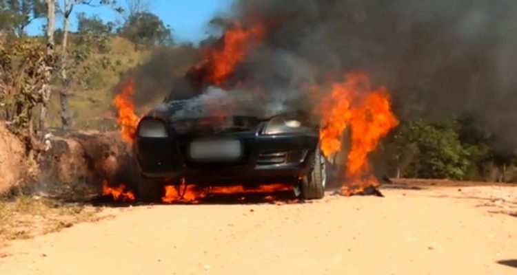 Carro usado no roubo foi incendiado em Jundiaí (SP) — Foto: Divulgação/Polícia Militar