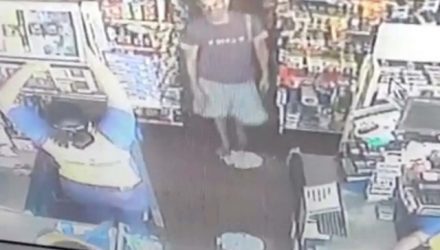 Imagens do circuito de segurança do supermercado flagram o indivíduo praticando o furto e saindo sem pagar. Foto: Reprodução