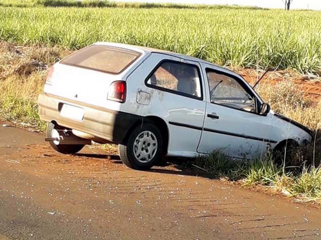 Na manhã da última sexta-feira (28), um VW Gol na cor branco, também ano 1997, furtado em Andradina foi abandonado depois de capotado. Foto: Whats App/Divulgação