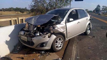 Ford Fiesta sofreu danos materiais de grandes proporções na sua parte traseira e frontal. Foto: MANOEL MESSIAS/Agência