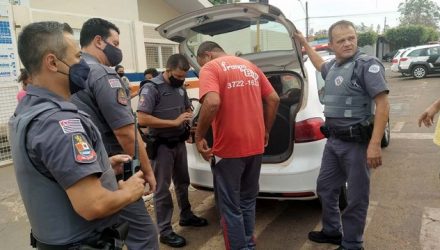 Entregador de mercadorias recusou soprar o bafômetro e foi encaminhado ao plantão policial para registro da ocorrência. Foto: MANOEL MESSIAS/Agência