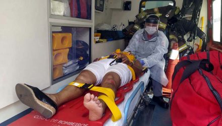 Zeladora sofreu corte no supercílio, uma contusão grave no lábio superior, além de escoriações no nariz, queixo, cotovelo e joelho, lado direito. Foto: MANOEL MESSIAS/Agência