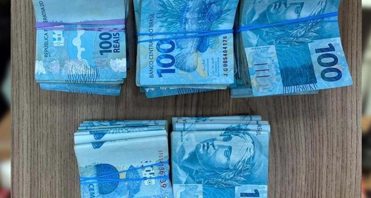 Foram recuperados R$ 44.900 após a abordagem policial — Foto: Polícia Militar