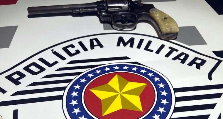 Armas apreendidas com o motorista em Guararapes — Foto: Divulgação/Polícia Militar