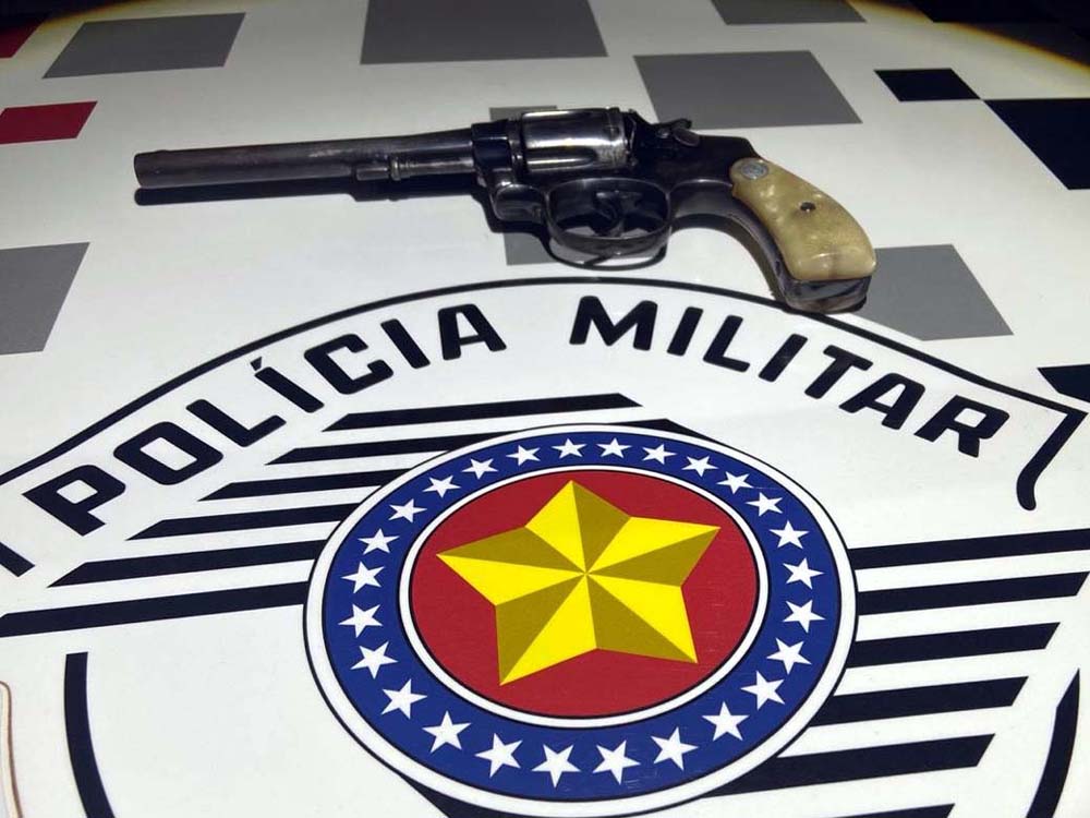 Foi apreendido 1 revólver da marca Taurus , calibre .38, capacidade p/ 06 tiros, porém sem munição. Foto: DIVULGAÇÃO/PM