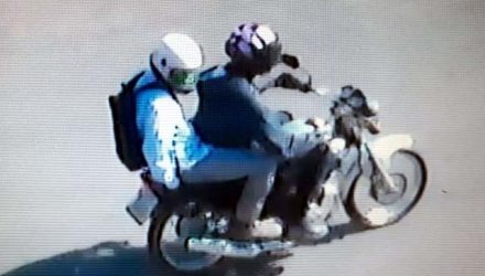 Imagens de Câmeras de segurança mostram suspeitos na motocicleta. Foto: /Reprodução