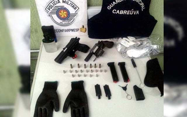 Dois homens foram presos após simularem assalto contra empresa de segurança em Cabreúva (SP). — Foto: Polícia Militar