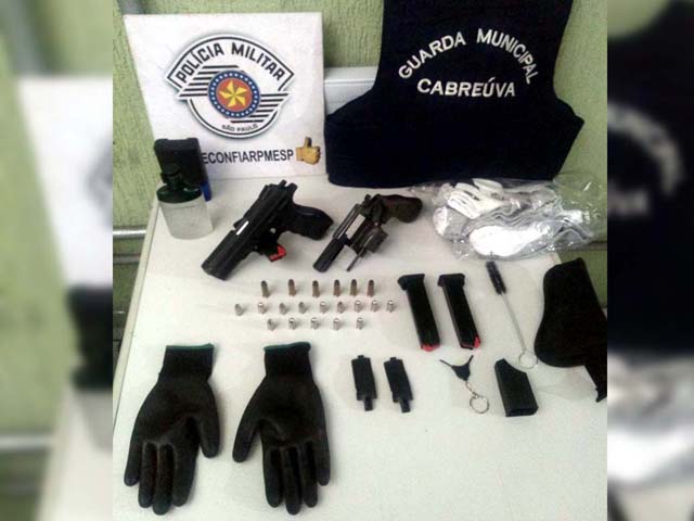 Dois homens foram presos após simularem assalto contra empresa de segurança em Cabreúva (SP). — Foto: Polícia Militar