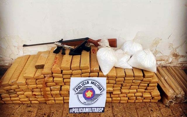 Droga e armas foram apreendidas em Catanduva — Foto: Arquivo Pessoal
