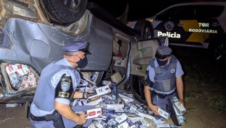 Caminhonete furtada estava carregada de cigarros contrabandeados — Foto: Polícia Rodoviária