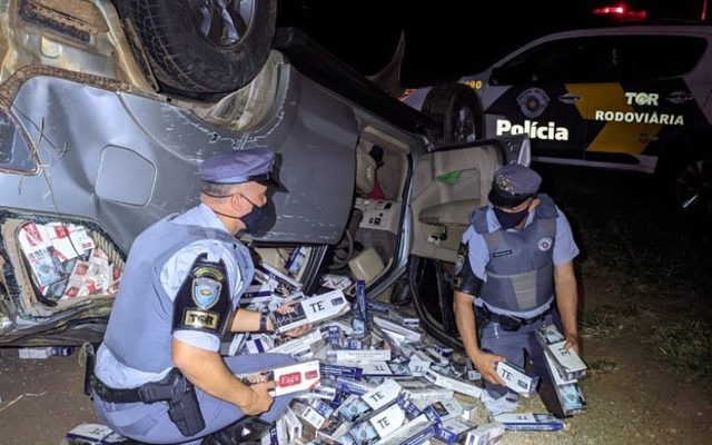 Caminhonete furtada estava carregada de cigarros contrabandeados — Foto: Polícia Rodoviária