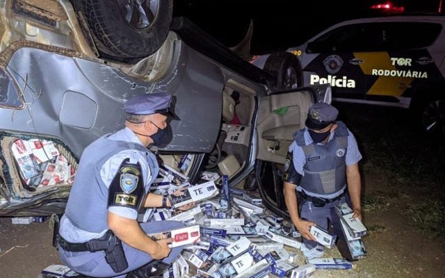 Caminhonete furtada estava carregada de cigarros contrabandeados — Foto: Polícia Rodoviária