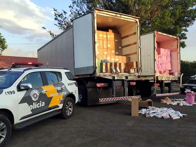 Mercadoria de origem estrangeira estava em dois veículos abordados na SP-270 em Ibirarema — Foto: Polícia Rodoviária/Divulgação