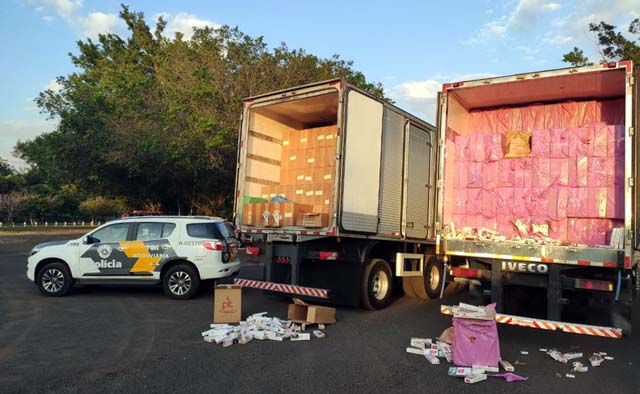 Mercadoria de origem estrangeira estava em dois veículos abordados na SP-270 em Ibirarema — Foto: Polícia Rodoviária/Divulgação