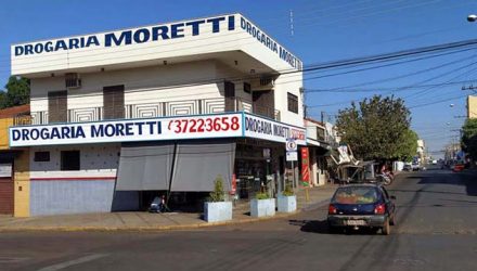 Drogaria Moretti está localizada no cruzamento das ruas Alexandre Salomão, com Rodrigues Alves, centro. Foto: MANOEL MESSIAS/Agência