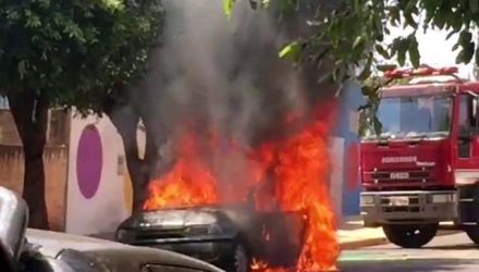 Veículo Fiat Siena fico completamente destruído pelas chamas. Fotos: MANOEL MESSIAS/Agência