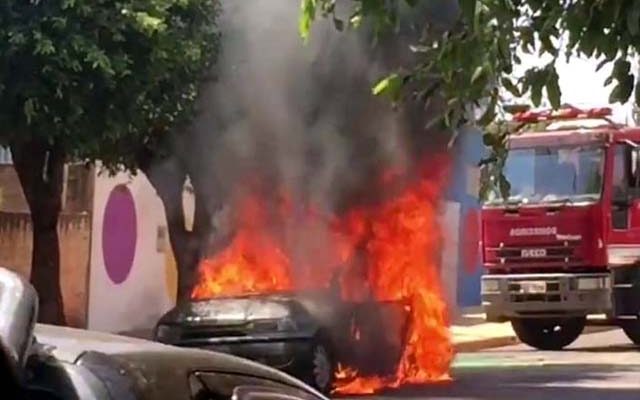 Veículo Fiat Siena fico completamente destruído pelas chamas. Fotos: MANOEL MESSIAS/Agência