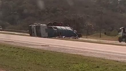 Caminhão com resíduos sanitários tomba em rodovia de Itu — Foto: Arquivo Pessoal