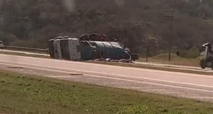 Caminhão com resíduos sanitários tomba em rodovia de Itu — Foto: Arquivo Pessoal