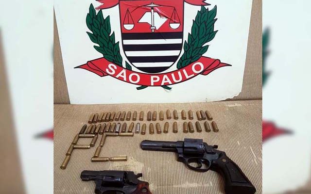 Dois revólveres e munições foram localizados pela Polícia Civil na residência do envolvido. Foto: Polícias Civil