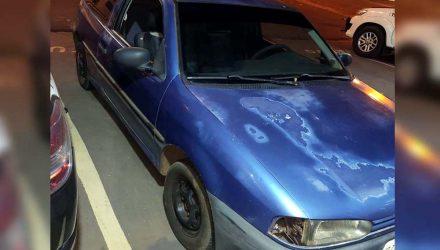 Procurado da Justiça foi preso depois de bater VW Gol durante fuga. Fotos: DIVULGAÇÃO/PM