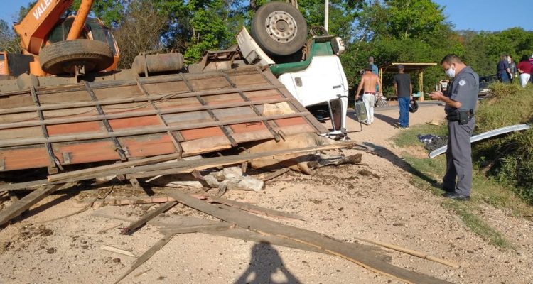 Um homem de 59 anos morreu depois que um caminhão carregado com bois tombou na estrada vicinal. Foto: DIVULGAÇÃO