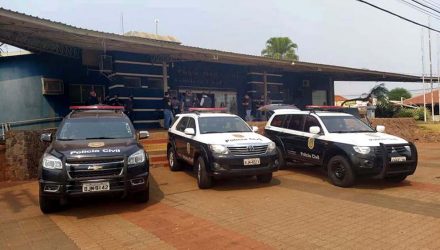 Viaturas da Polícia Civil em frente da Prefeitura de Castilho. Foto: MANOEL MESSIAS/Agência