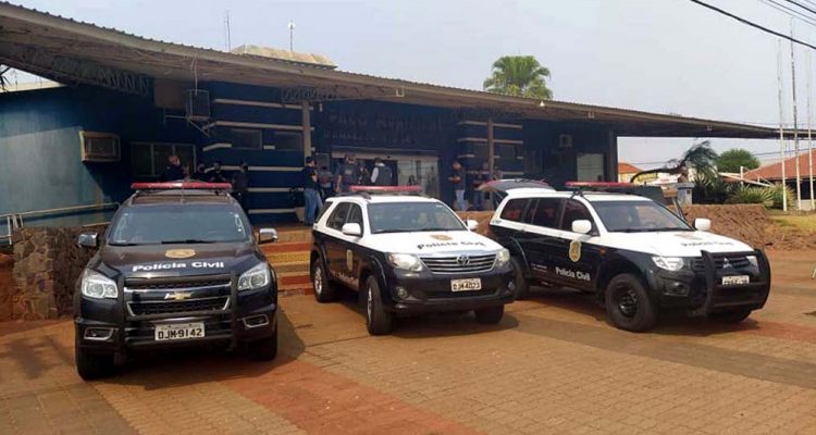 Viaturas da Polícia Civil em frente da Prefeitura de Castilho. Foto: MANOEL MESSIAS/Agência