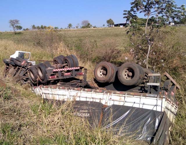 Caminhão tombou em trecho de ribanceira às margens da SP-425, em Parapuã — Foto: Cristiano Nascimento/Metrópole FM