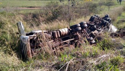 Caminhão tombou em trecho de ribanceira às margens da SP-425, em Parapuã — Foto: Cristiano Nascimento/Metrópole FM