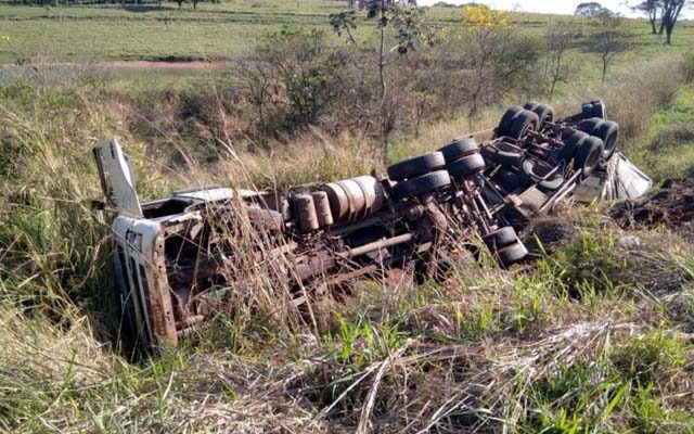 Caminhão tombou em trecho de ribanceira às margens da SP-425, em Parapuã — Foto: Cristiano Nascimento/Metrópole FM