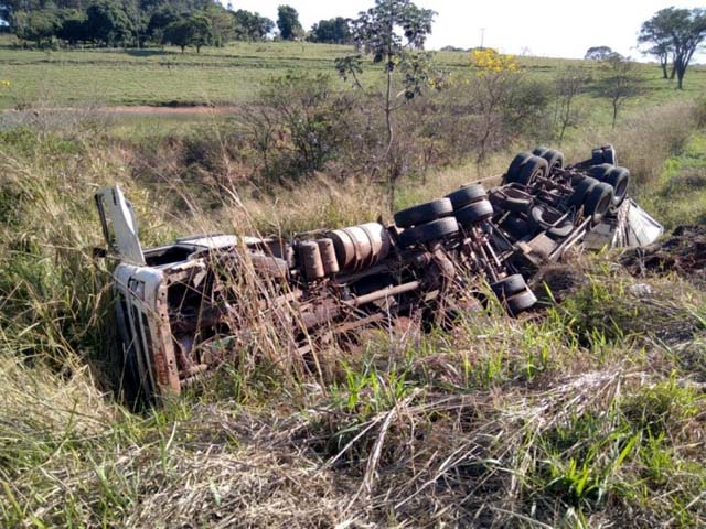 Caminhão tombou em trecho de ribanceira às margens da SP-425, em Parapuã — Foto: Cristiano Nascimento/Metrópole FM