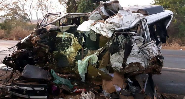 Van que se envolveu no acidente em Patos de Minas (MG) na madrugada deste domingo (20) — Foto: Polícia Rodoviária Federal/Divulgação