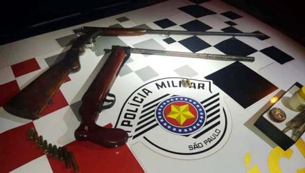 Foram apreendidas duas espingardas, sendo uma calibre .40 e outra adaptada para munição calibre .38, diversas munições e apetrechos para recarregar munições. Foto: MANOEL MESSIAS/Agência