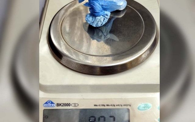 Foram apreendidas duas porções de cocaína com peso total de 9 gramas.  por J. C. L. I., assumiu a posse da droga. Foto: DIVULGAÇÃO/PM