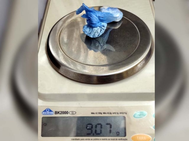 Foram apreendidas duas porções de cocaína com peso total de 9 gramas. por J. C. L. I., assumiu a posse da droga. Foto: DIVULGAÇÃO/PM