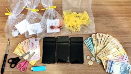 Foram apreendidos 17g Maconha, 3 telefones celulares, 2 Tesouras, 1 Faca, 1 Isqueiro, 1 Sacola Plástica, além de um total de R$ 3.611,50. Foto: DIVULGAÇÃO/PM