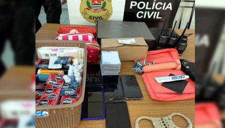 Material localizado na casa onde as 8 mulheres estavam. Foto: Divulgação/ Polícia Civil