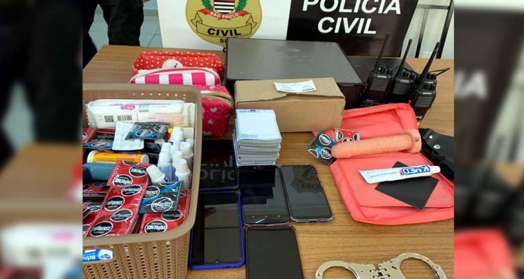 Material localizado na casa onde as 8 mulheres estavam. Foto: Divulgação/ Polícia Civil