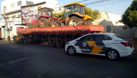 Dois tratores foram recuperados quando eram transportados  em uma carreta passando pela cidade de Penápolis/SP. Foto: Polícia Rodoviária