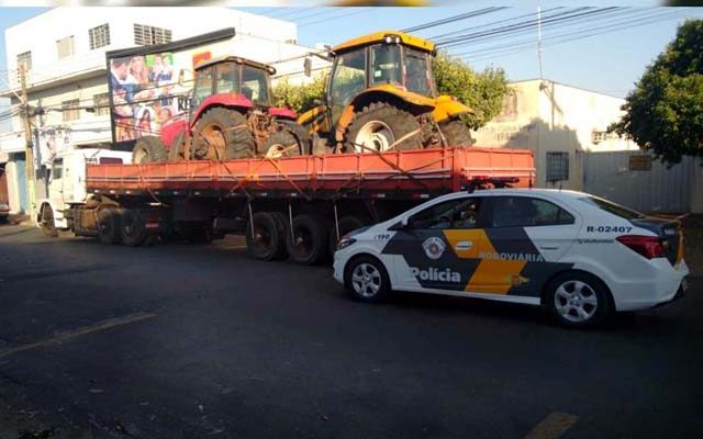 Dois tratores foram recuperados quando eram transportados  em uma carreta passando pela cidade de Penápolis/SP. Foto: Polícia Rodoviária