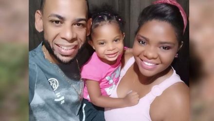 Maria Luiz, de apenas 2 anos e 9 meses, com os pais, Anderson Vilela e Milena de Brito. Foto: Arquivo de Família